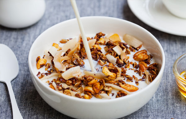 Muesli De Chocolate Y Frutas Con Leche Fresca